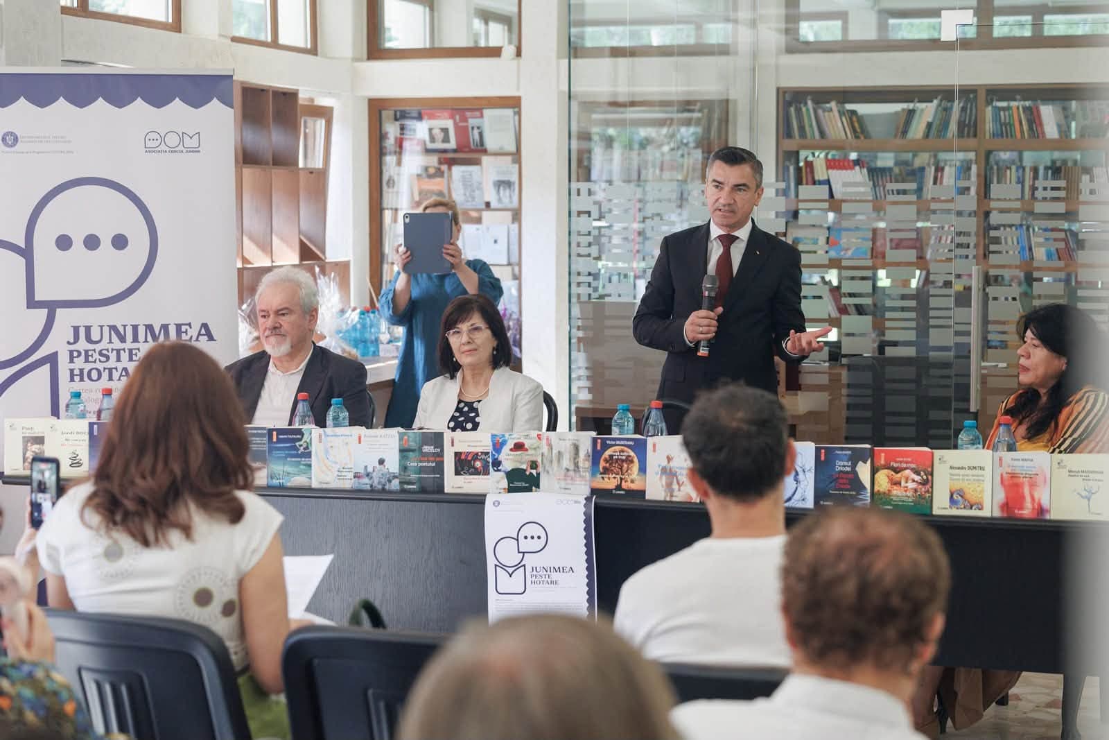 Conferința de deschidere a proiectului la Editura Junimea, cu vorbitori și public.